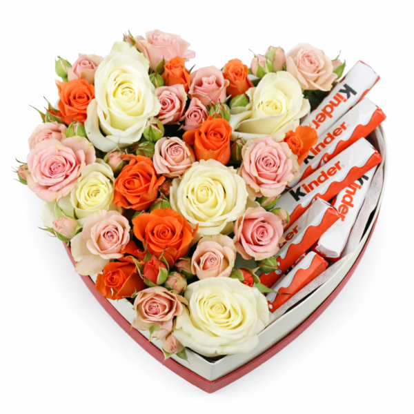 Сердце из конфет и цветов