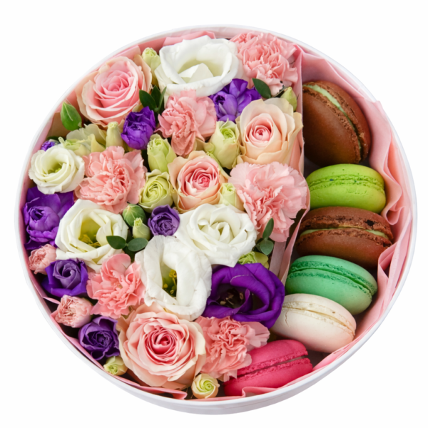 Круглая коробка с цветами и макарунами