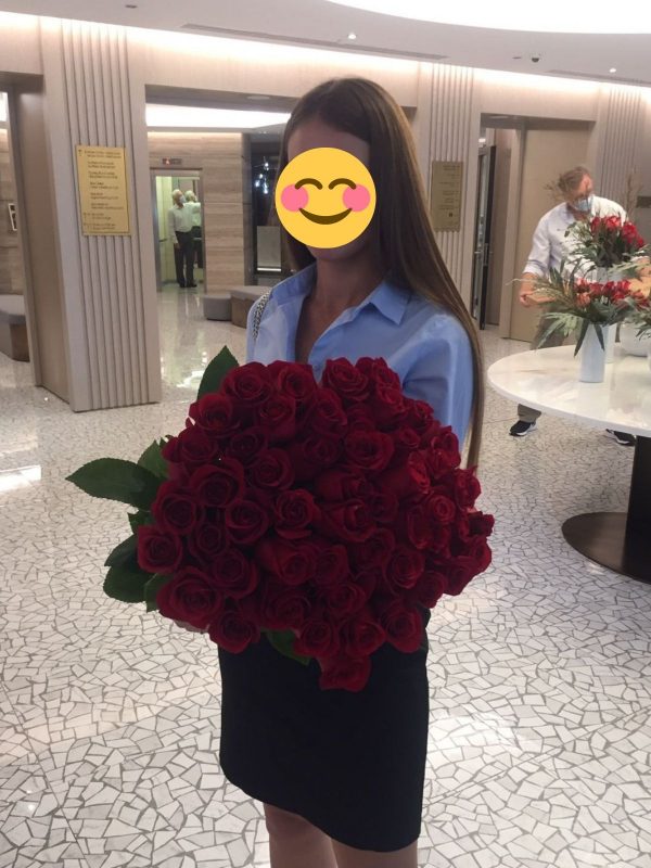девушка получила 51 красную розу