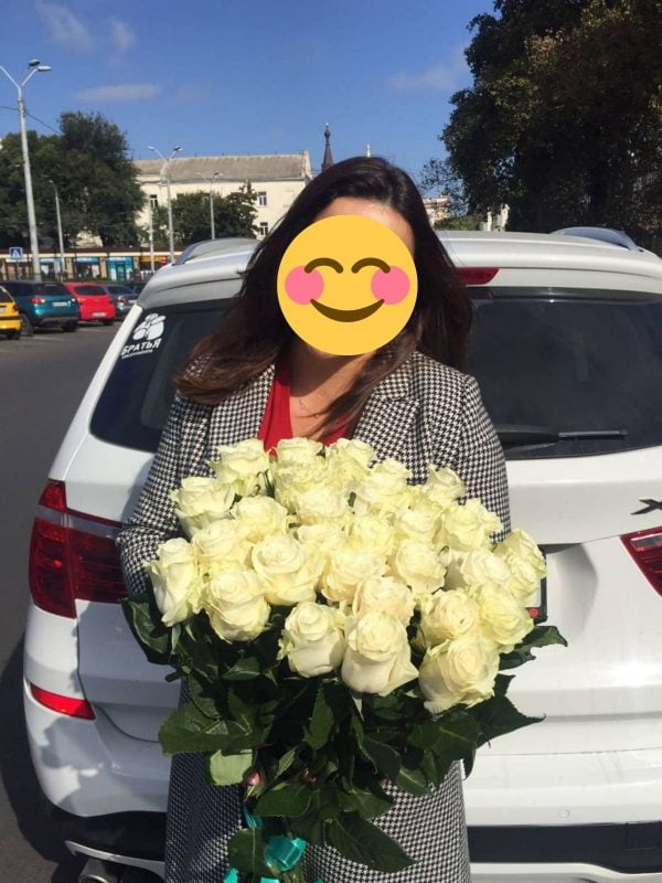 Девушка с букетом 35 белых роз