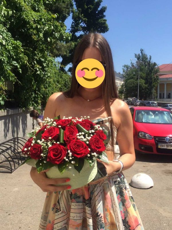 Девушка с корзинкой красных роз