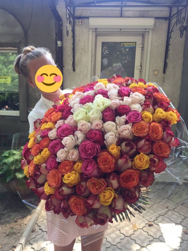 Девушка с огромным букетом разноцветных роз