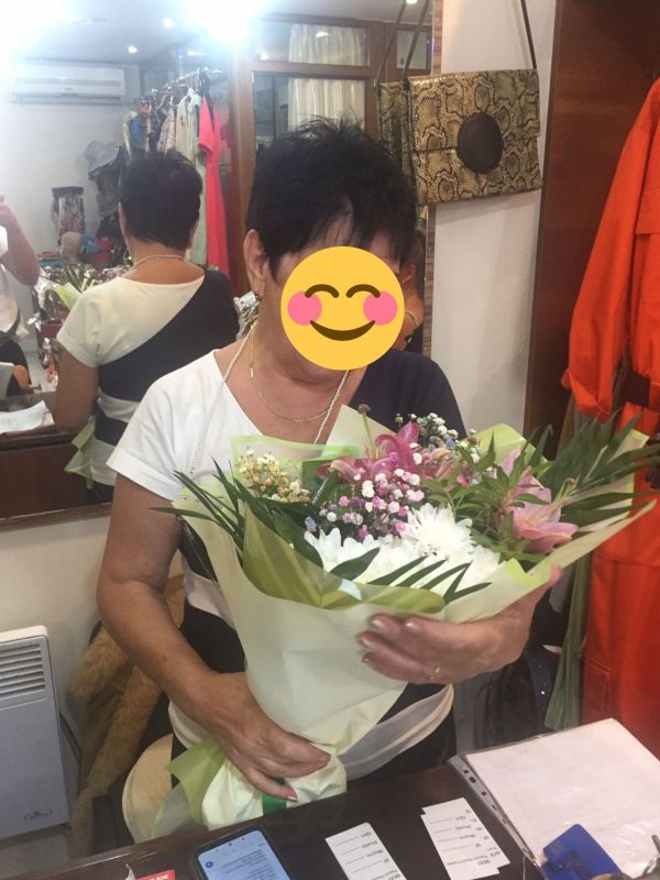 Женщина радуется полученому букету