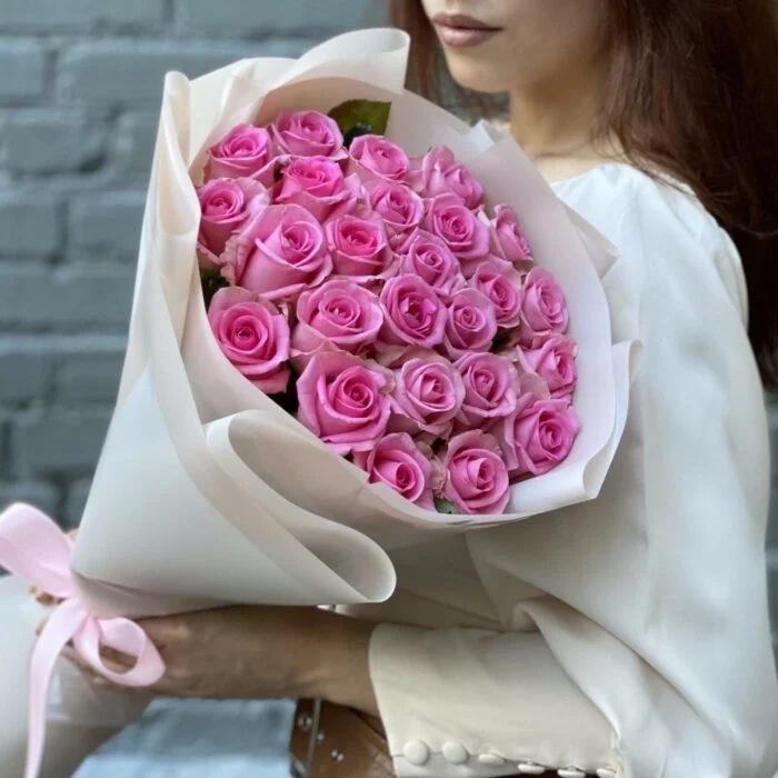 25 розовых роз крупный план
