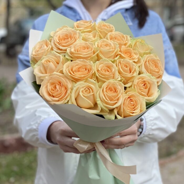 Букет желтых роз в упаковке крафтовой