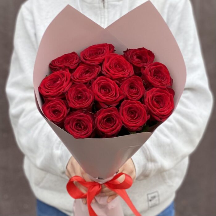 Букет красных роз в упаковке крафтовой
