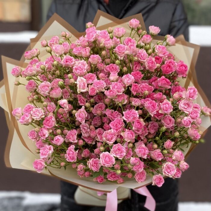 Букет из розовых кустовых роз в упаковке