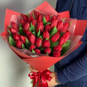 35 красных тюльпанов