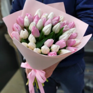 35 белые и розовые тюльпаны