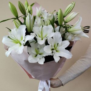 5 лилий букет