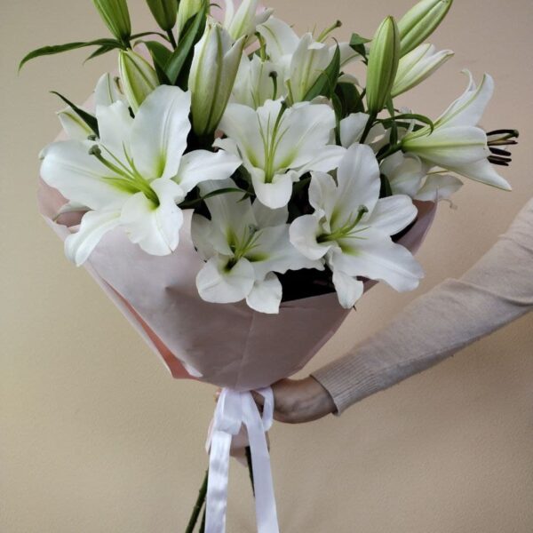 5 лилий букет вид сверху