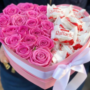 Розовые розы в коробке “Raffaello”