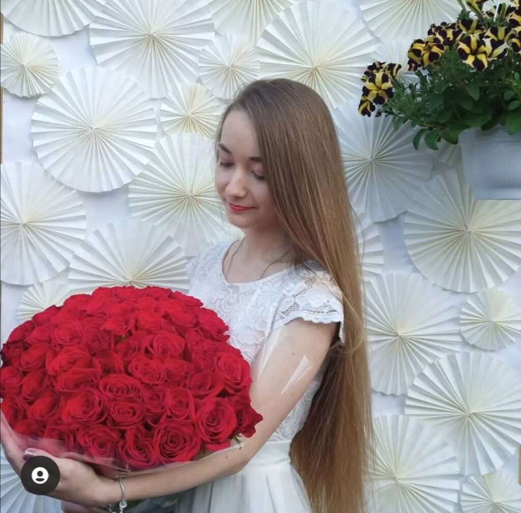 51 красная роза эквадор в руках девушки