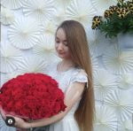 51 красная роза эквадор в руках девушки