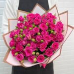 Розовая кустовая роза в букете