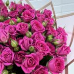 Розовая кустовая роза в букете крупный план