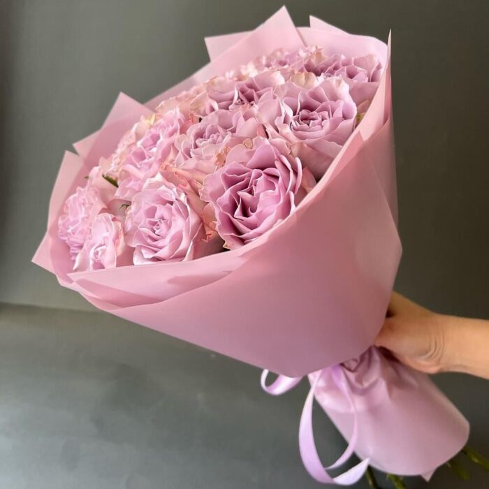 Букет из фиолетовых роз вид сбоку