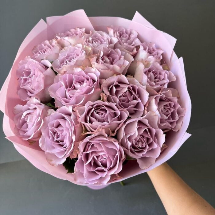 Букет из фиолетовых роз крупным планом