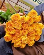 Желтые розы 25 веток вид сверху