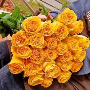 Желтые розы 25 веток вид сверху