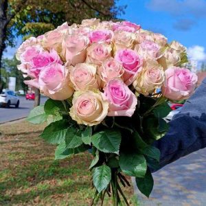 Розовые розы 35 шт вид сверху