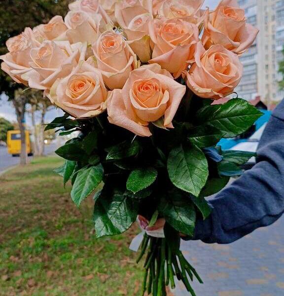 25 штук персиковых роз вид сбоку