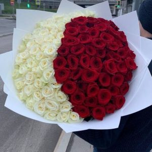 Микс из 101 белой и красных роз