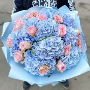 Букет из гортензий и роз