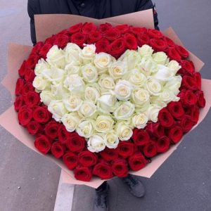 51 роза в коробке в форме сердца