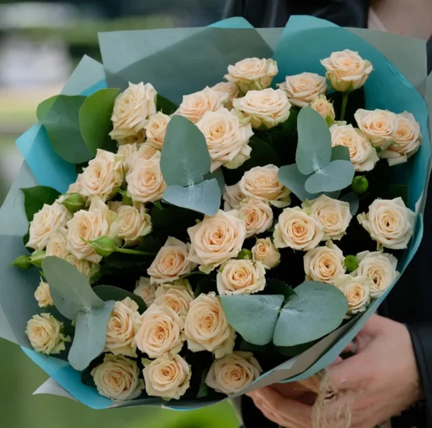 Букет «11 кустовых роз с эвкалиптом»