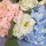 Нежный букет из гортензии и лизиантуса