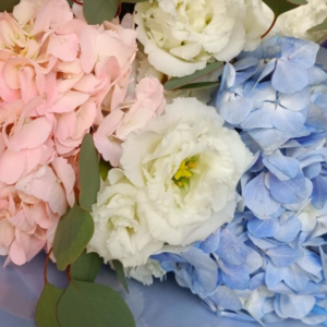 Нежный букет из гортензии и лизиантуса