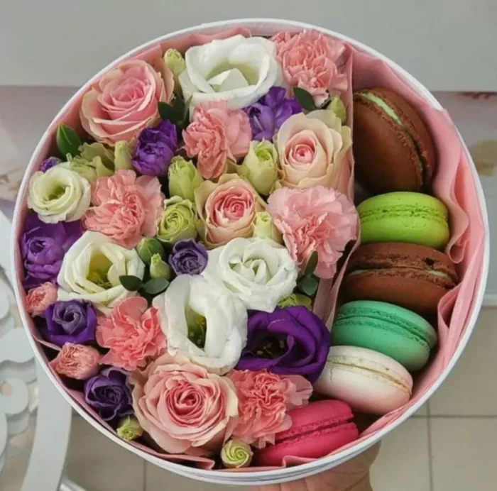 Круглая коробка с цветами и макарунами