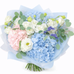 Нежный букет из гортензии и лизиантуса