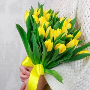 39 желтых белых тюльпанов в букете