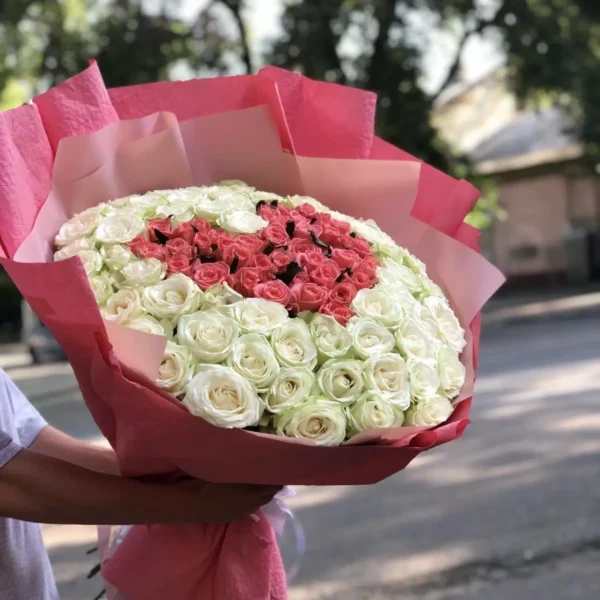 Сердце из 101 белой и розовой розы