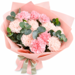 Нежный букет с диантусами и эвкалиптом